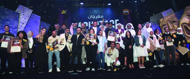 


المكرّمون في لقطة جماعية 