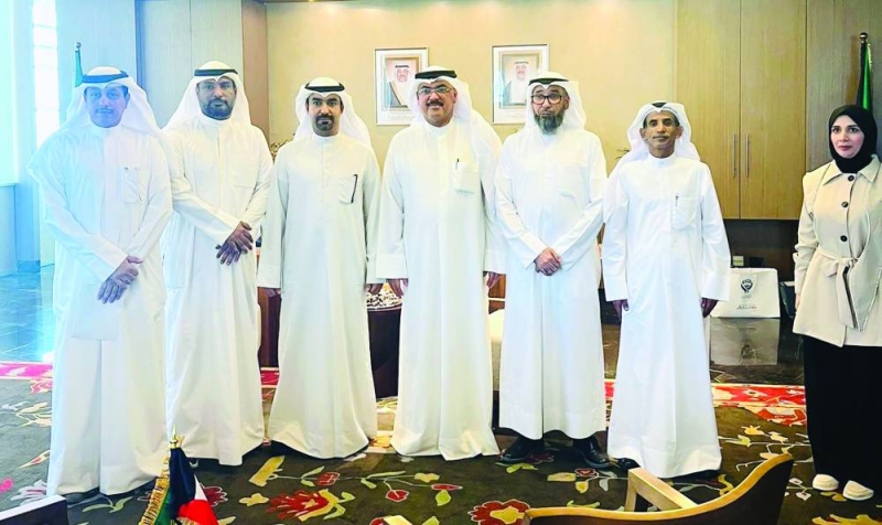الوزير متوسطاً أعضاء مجلس نقابة العاملين في الوزارة