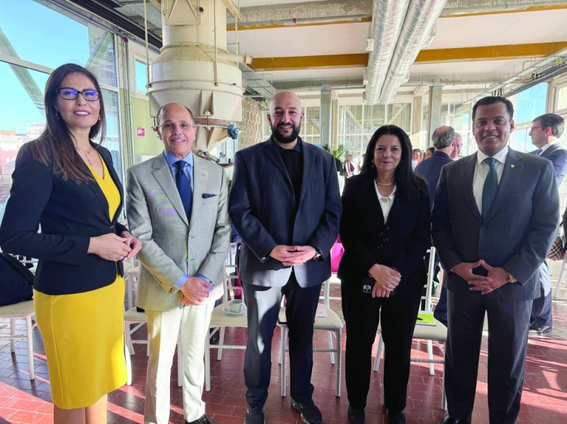 


السفير الهزيم وداود معرفي وعدد من المشاركين 