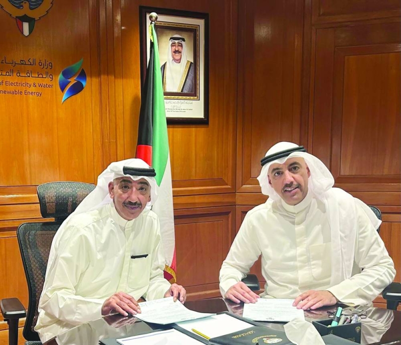 الوزير بوشهري ورئيس الشركة محمد فؤاد الغانم خلال توقيع العقد 