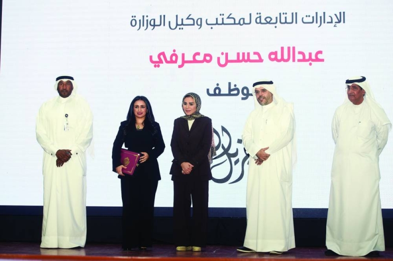  الحويلة والعجمي خلال تكريم إحدى الموظفات