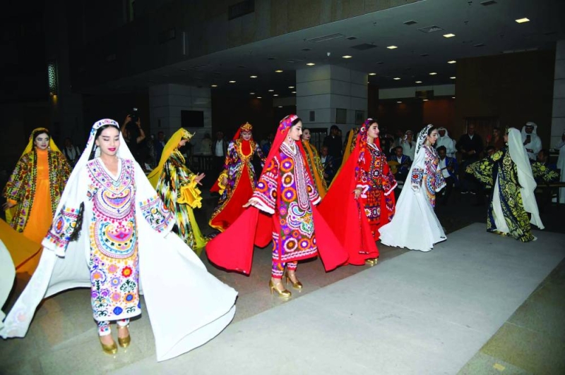 جانب من عرض الأزياء