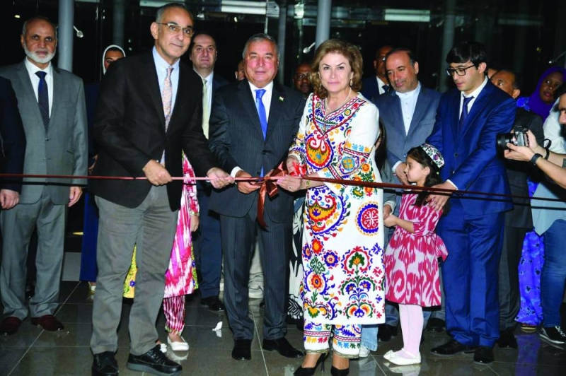 الجسار وستاريان وزبيدوف خلال قص شريط افتتاح الفعاليات