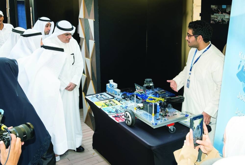 أحد الطلبة المشاركين يشرح مشروعه المبتكر