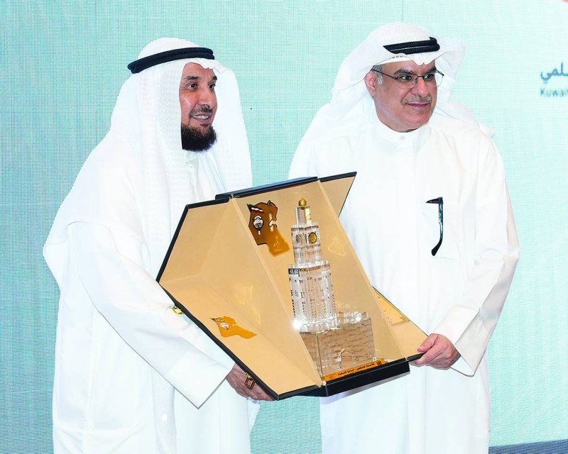 تكريم إحدى الجهات الراعية 