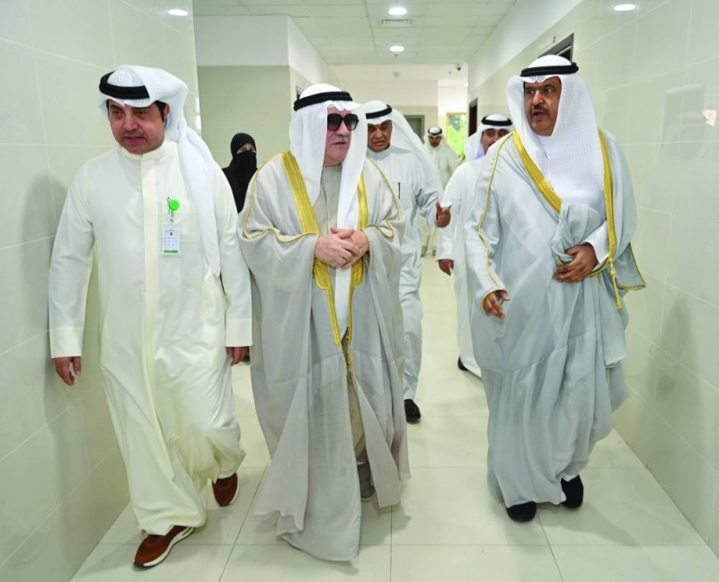 المحافظ في جولة داخل المدرسة (تصوير أسعد عبدالله)