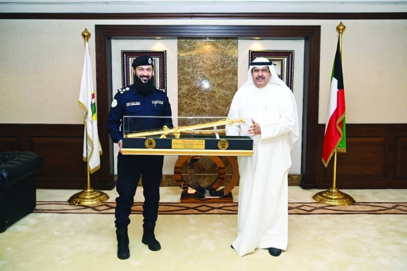 محافظ حولي خلال تكريمه العقيد العجمي