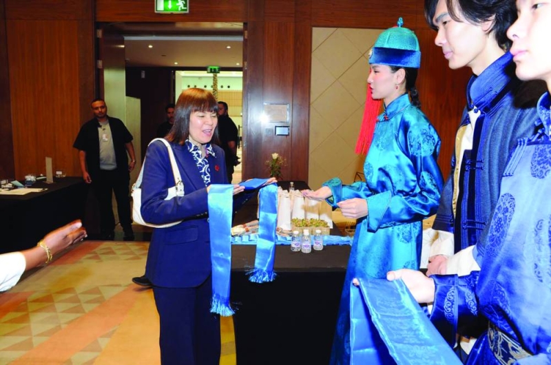 تقديم وشاح «الخاداج» المنغولي للسفيرة الأميركية