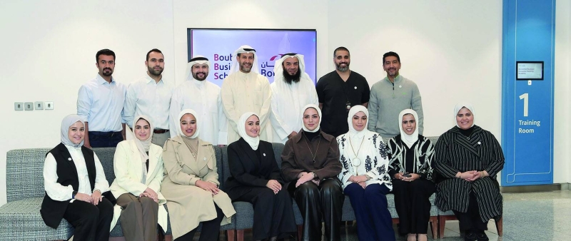 


الرومي والشراد يتوسّطان أعضاء هيئة التدريس ببرنامج البورد الكويتي في ورشة العمل 