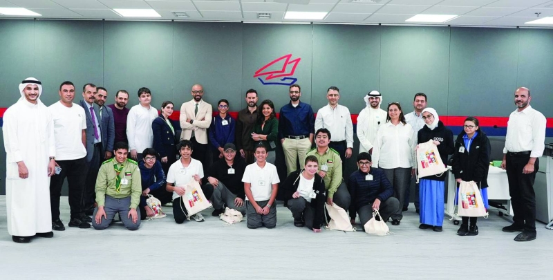 


صورة جماعية لفريق البنك مع مدرسي وطلاب المركز 