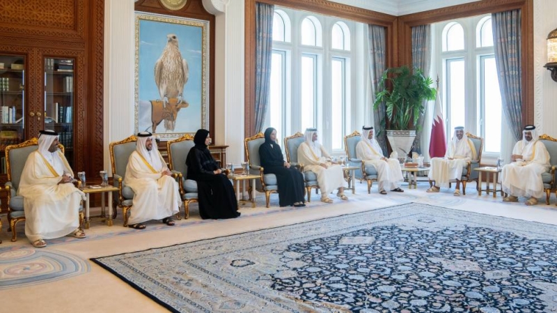 تميم بن حمد مستقبلاً الوزراء الجدد بعد أداء اليمين أمس