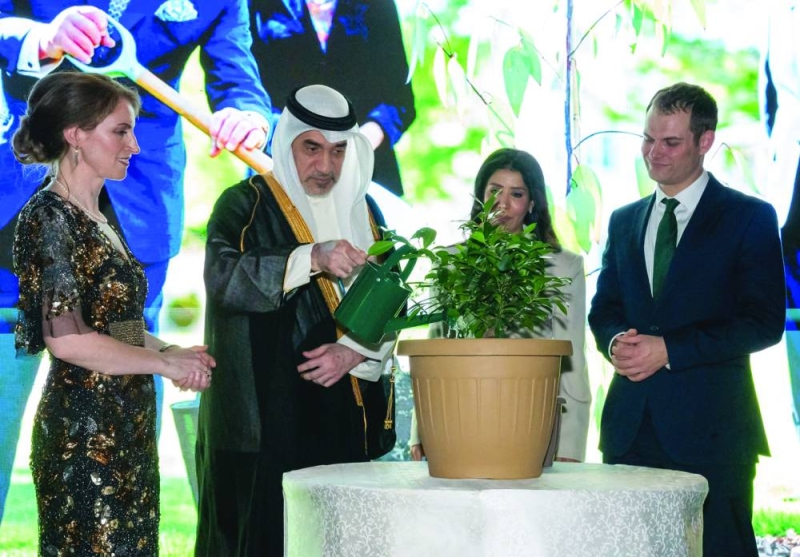 اليوسف يسقي نبتة رمزاً لنمو وازدهار العلاقات الثنائية بين البلدين