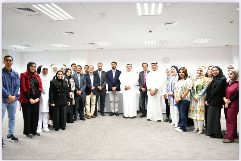 


العوضي متوسطاً المشاركين في التمرين 