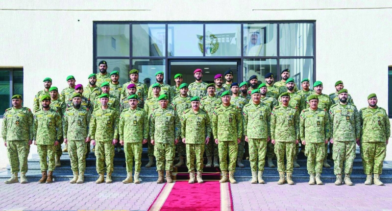 


الرفاعي متوسطاً قيادات «الحرس» والضباط المكرمين في لقطة تذكارية 