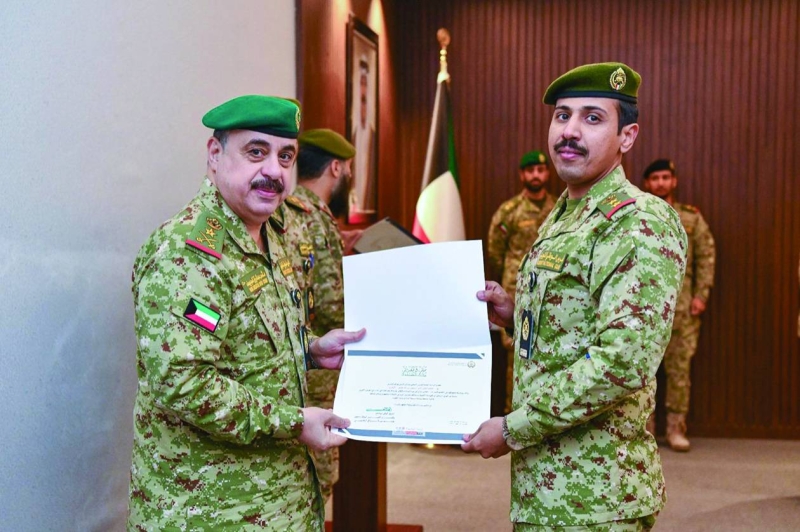 الفريق الرفاعي مكرماً ضابطاً متفوقاً