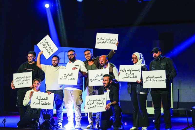 


صورة جماعية لفريق المسرحية 