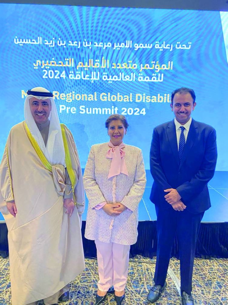 جواهر الدعيج وحمد المري وخليفة الهيلع خلال مشاركتهم في المؤتمر 