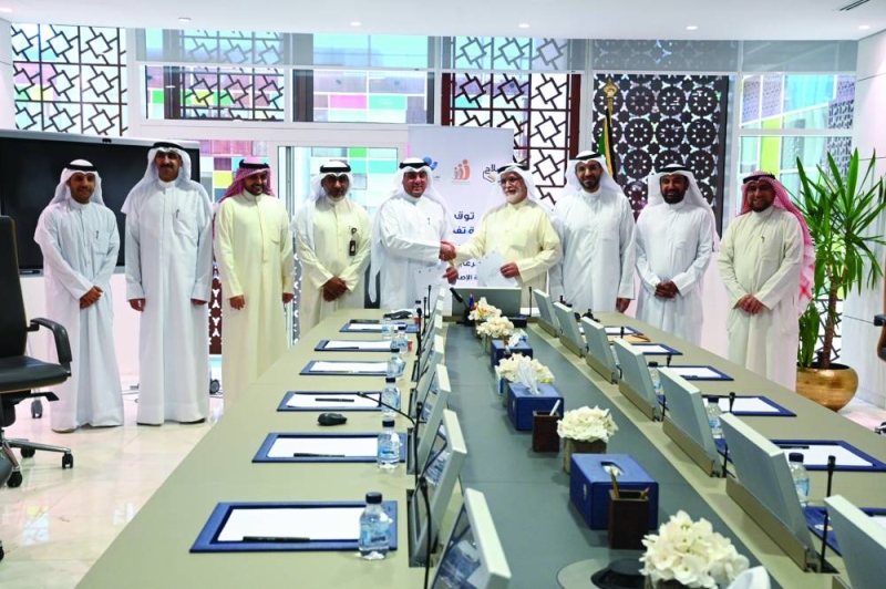 لقطة جماعية للحضور عقب توقيع الاتفاقية