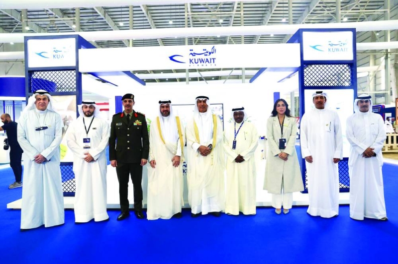 


الحمود والفقعان يتوسّطان وفد «الكويتية» في الجناح المشارك بالمعرض 