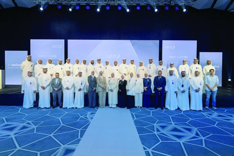 


صورة جماعية للموظفين المشاركين في الحفل 