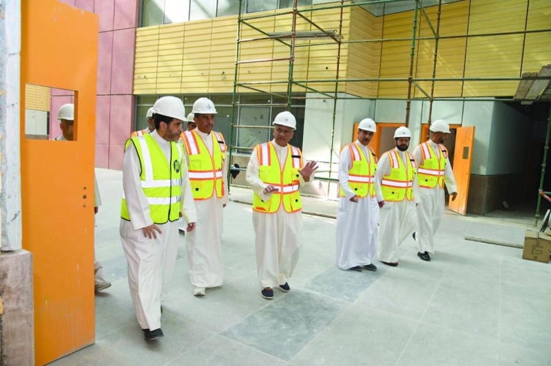 


وزير التعليم العالي متفقداً المشاريع الإنشائية التابعة للتطبيقي 