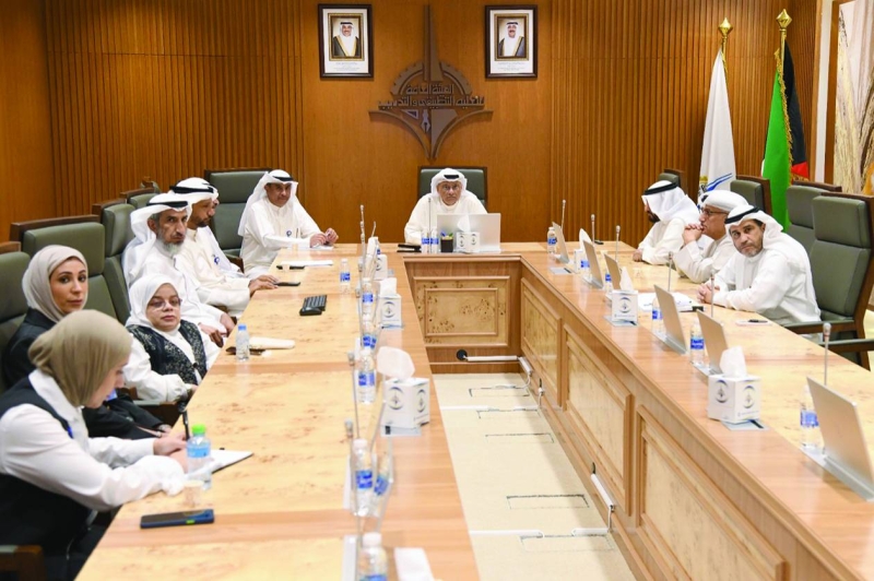 جانب من اجتماع الوزير مع مسؤولي التطبيقي