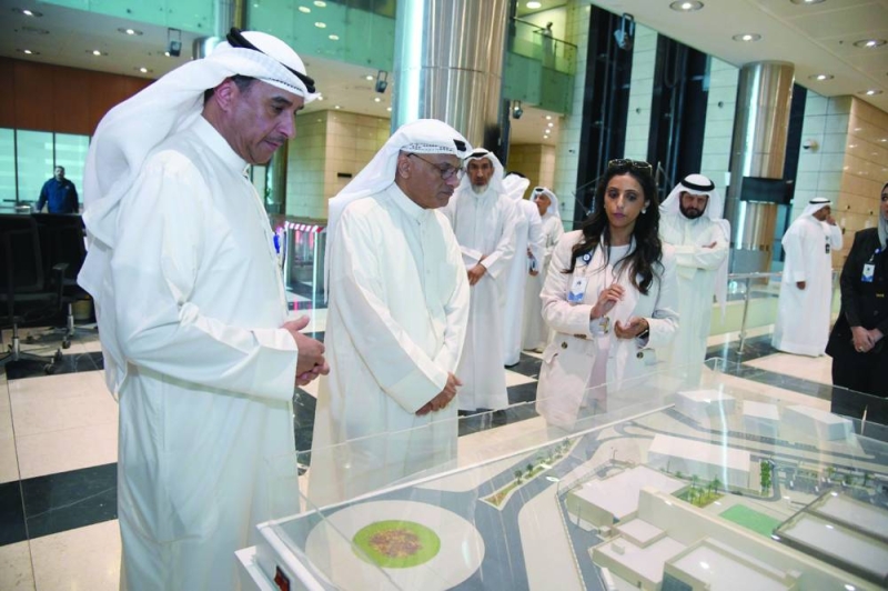 الوزير يستمع لشرح عن مجسّم لأحد المشاريع