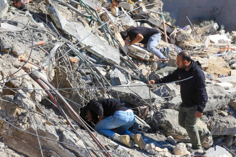 البحث عن ناجين تحت الركام في بلدة جون الشوفية (أ ف ب)