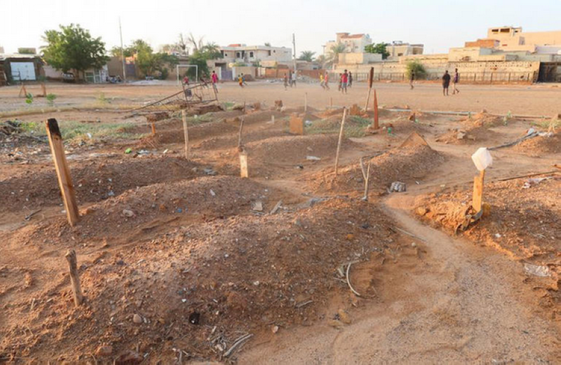 مقابر وسط منطقة سكنية في أم درمان (رويترز)