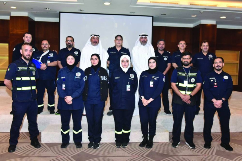 عدد من المشاركين والمشاركات مع الشطي