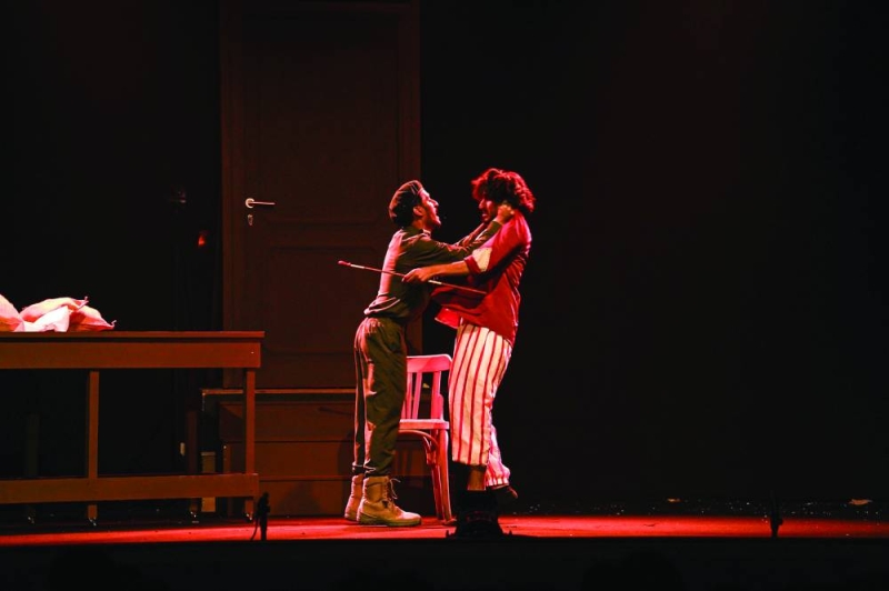 


... ومشهد من «الغريب والنقيب» 