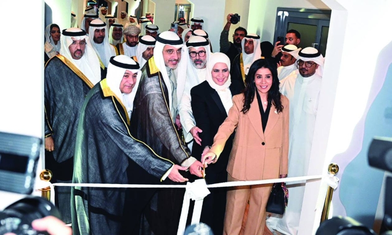 العبدالله والمشعان والفصام والبديوي والجابر خلال قص شريط افتتاح الجناح
(تصوير نايف العقلة)