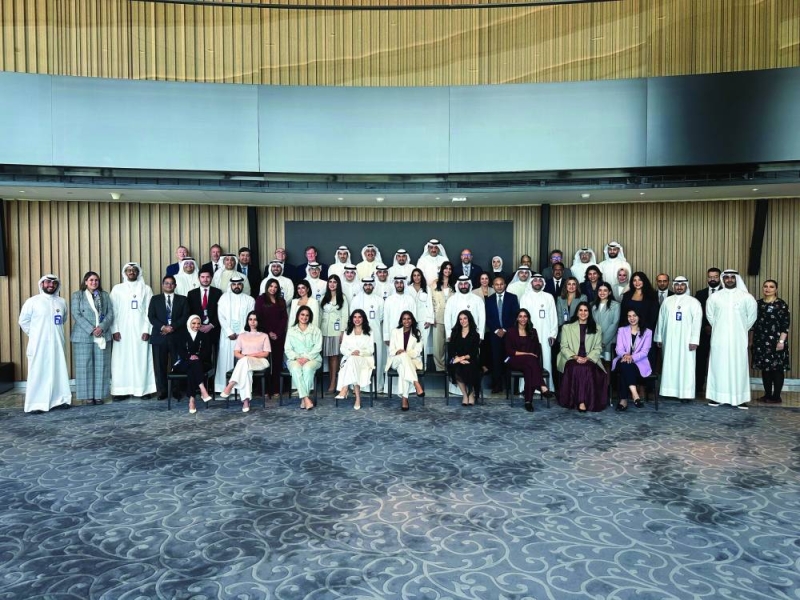 


قيادات من «الوطني» مع الخريجين 