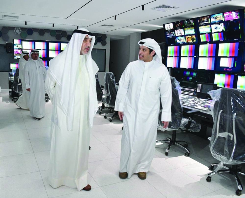 


اليوسف والمطيري خلال الجولة في استديوهات «الإعلام» 
