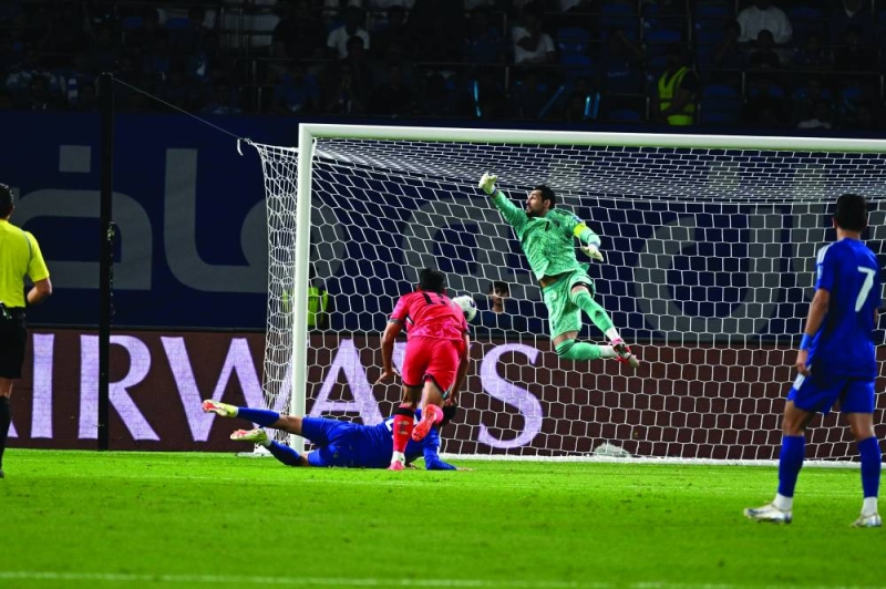 


الحارس الدولي خالد الرشيدي لم يتمكن من صد رأسية العملاق أوه سي هون التي جاء منها الهدف الأول  	  (تصوير أسعد عبدالله) 