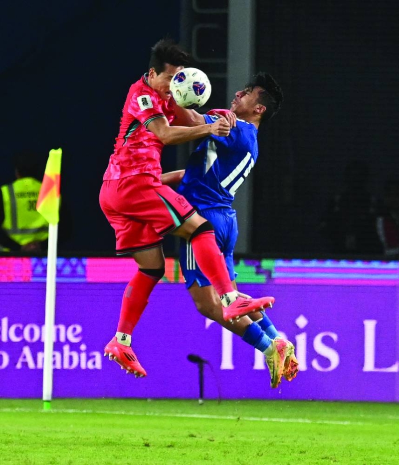 يوسف ماجد في صراع على الكرة 