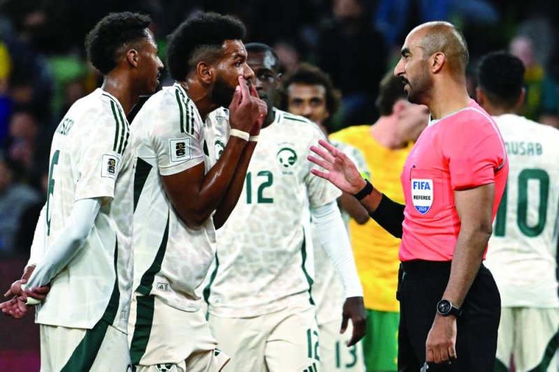 


اللاعب السعودي علي البليهي يحتجّ على الحكم عادل النقبي	 (أ ف ب) 