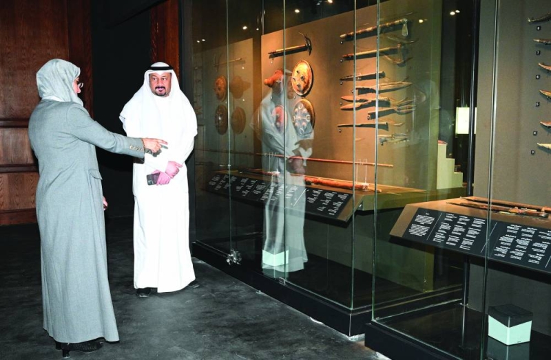 عبير المطيري تشرح للزميل ناصر الفرحان محتويات المتحف 