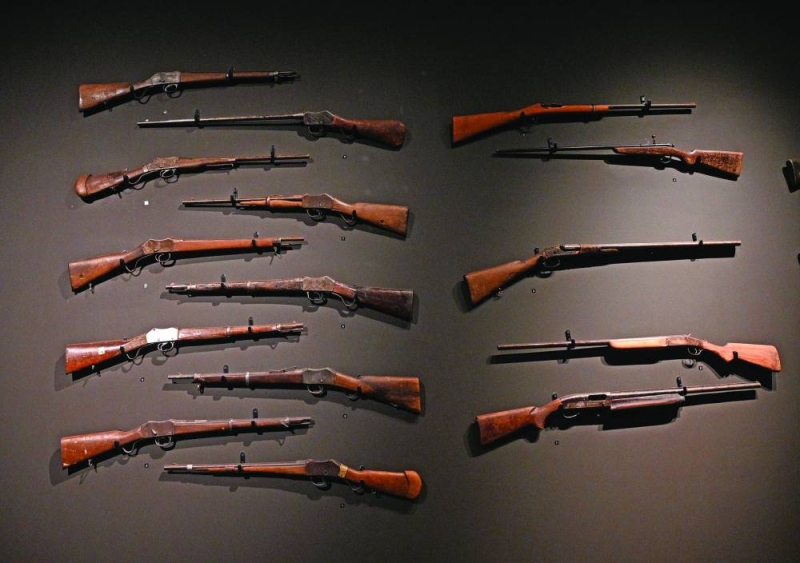 بنادق متنوعة في المتحف