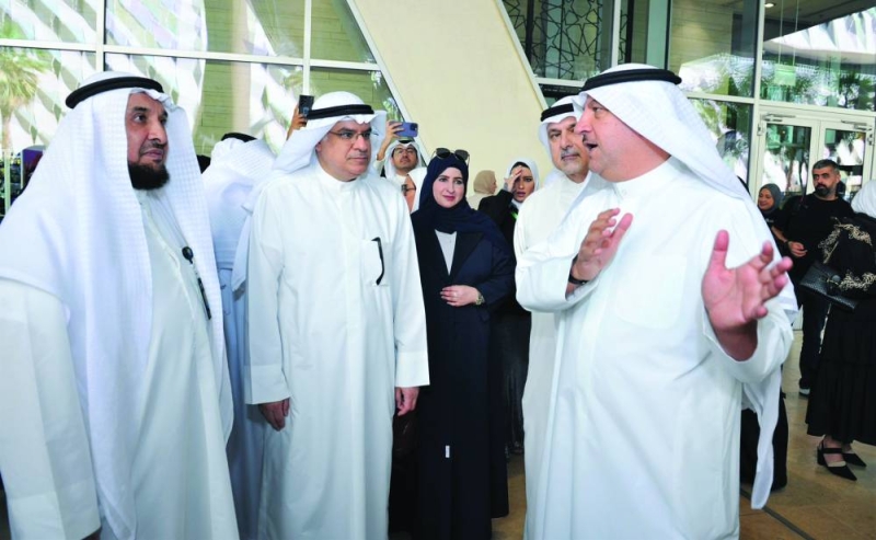 السعيد والحمدان يستمعان لشرح عن محتويات المعرض