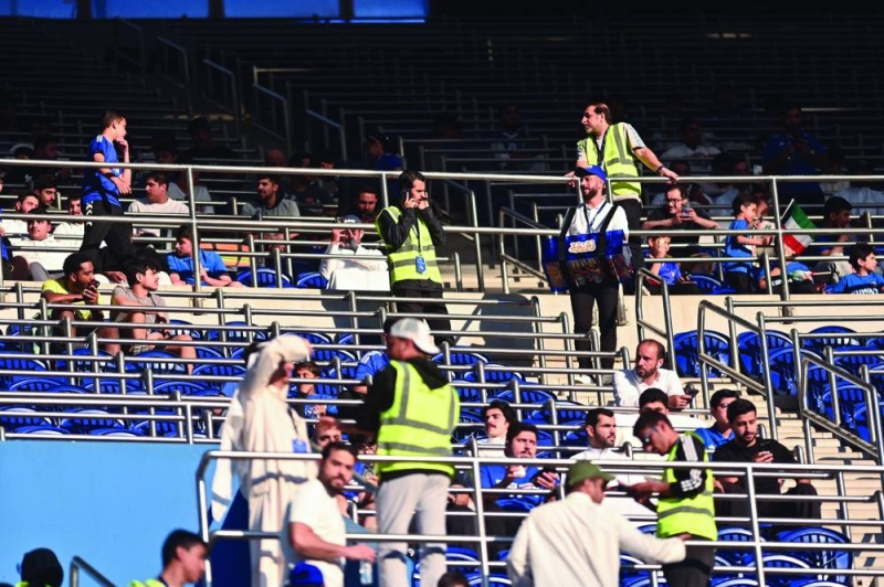 المتطوعون في المدرجات لخدمة الجمهور