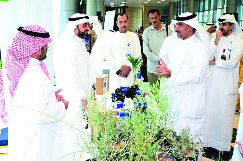 مشعل المنصوري خلال حضوره معرض الطبيعة
(تصوير نايف العقلة)