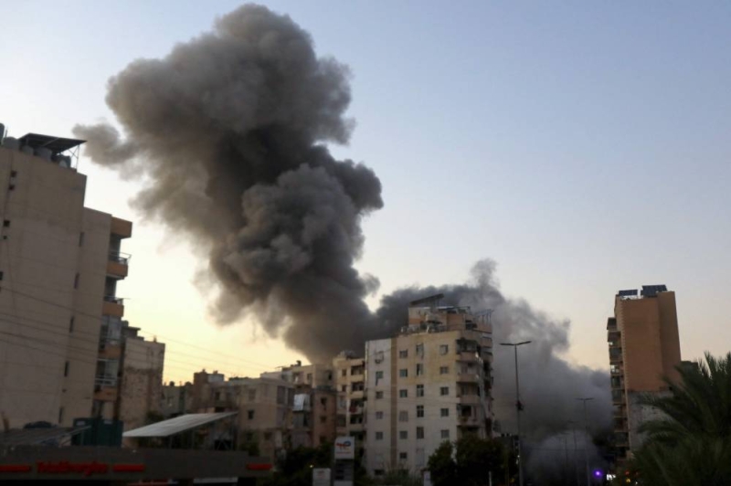 دخان قصف إسرائيلي على حي الغبيري في الضاحية الجنوبية لبيروت أمس (أ ف ب)