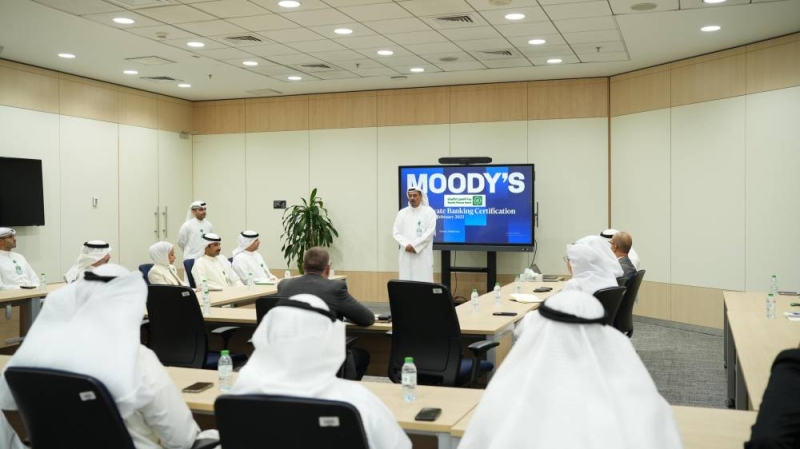 زياد العمر متحدثا للمشاركين في البرنامج