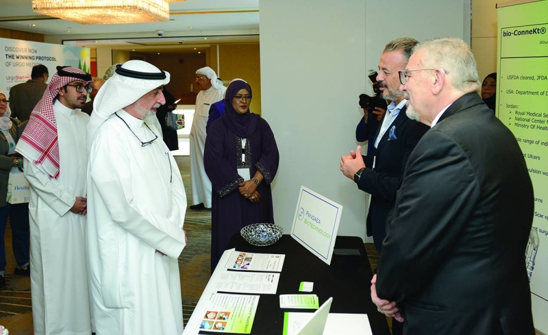  أحمد أسد في جولته بالمعرض المصاحب للمؤتمر الخليجي السابع للقدم السكري