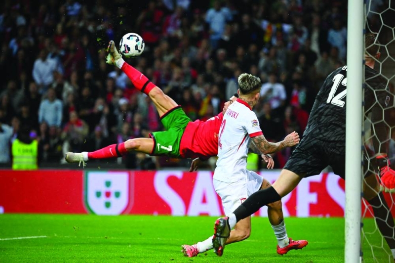 


كريستيانو رونالدو مسجلاً من كرة مقصية في مرمى بولندا 	(أ ف ب) 