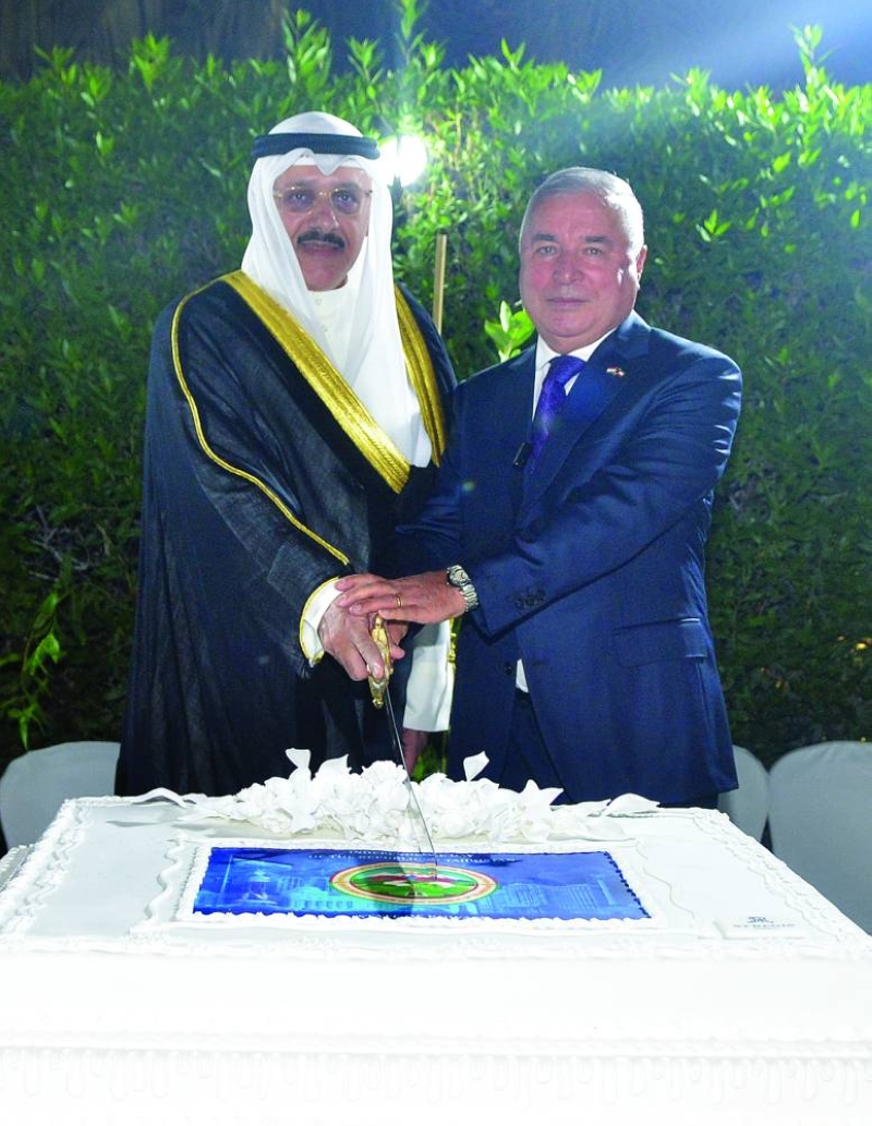 حيات وزبيدوف يقطعان قالب حلوى الاحتفال (تصوير سعود سالم)