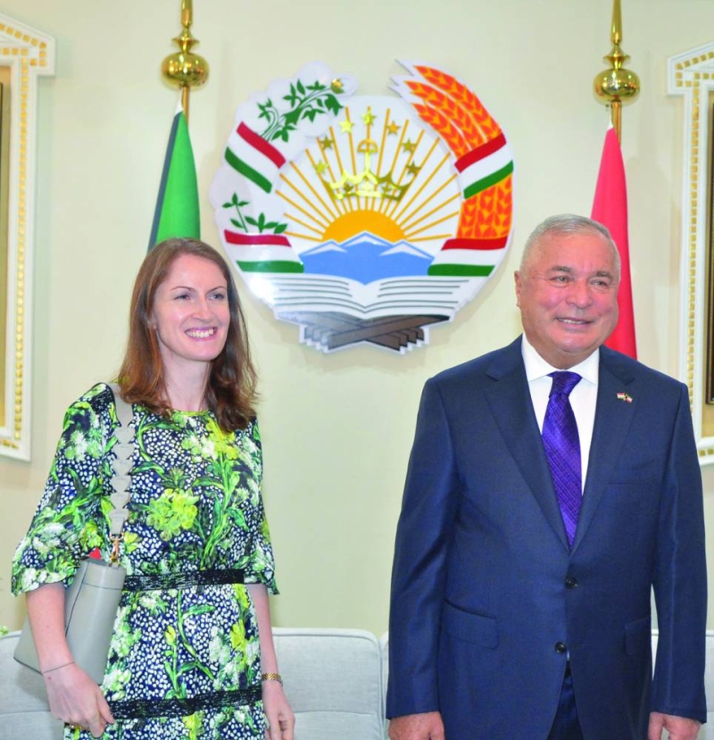 السفيرة البريطانية مهنئة