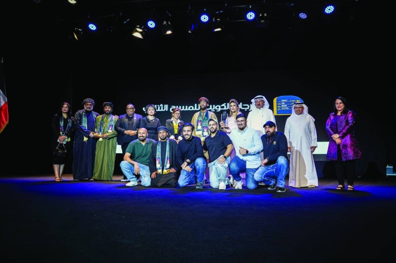 


الفائزون يتوسطون أعضاء لجنة التحكيم وفارعة السقاف وخليفة الهاجري 