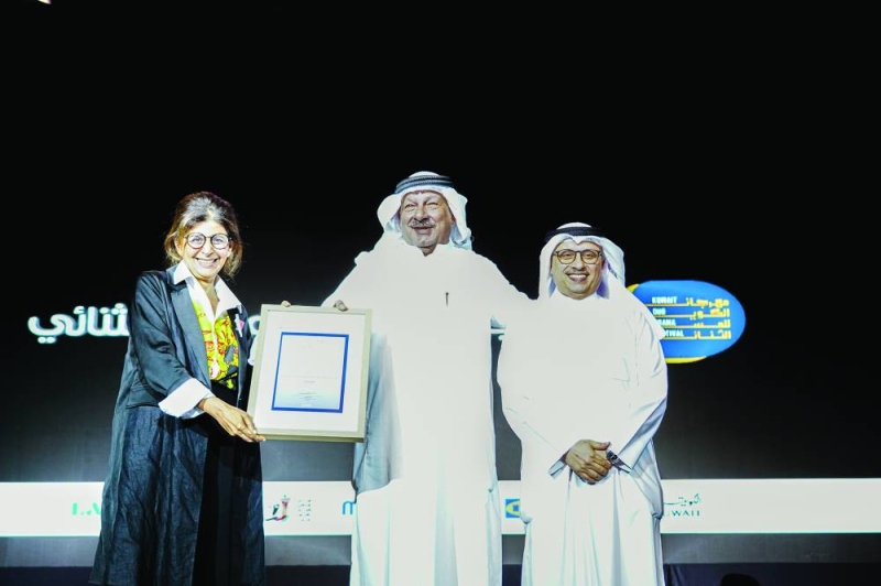 تكريم أحمد السلمان رئيس فرقة «المسرح الكويتي»